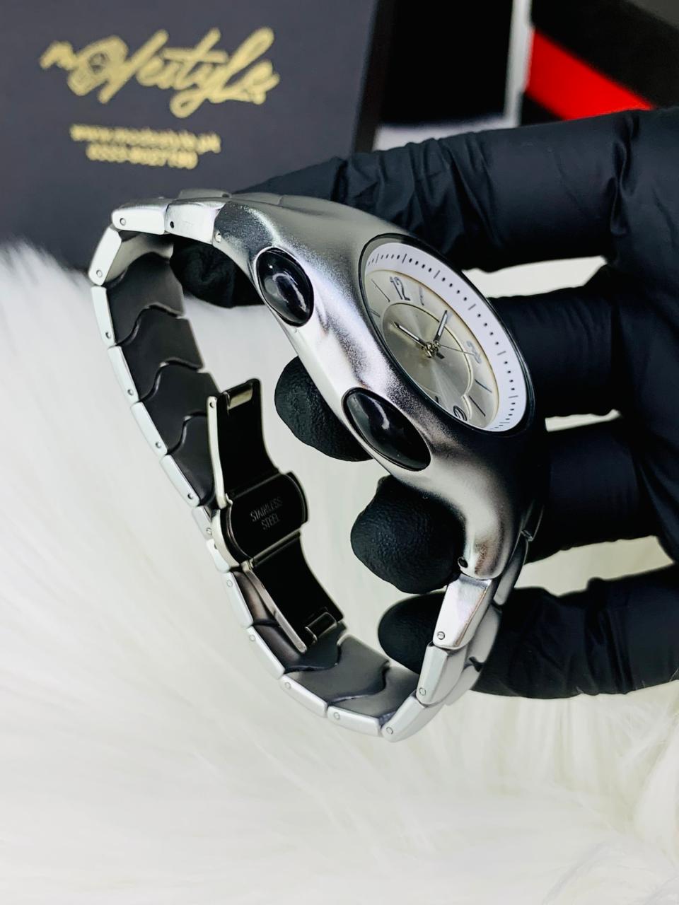 Futuristic Fluid Edge Metallic Watch with Date Display