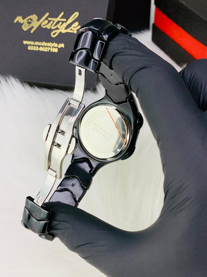 Futuristic Fluid Edge Metallic Watch with Date Display