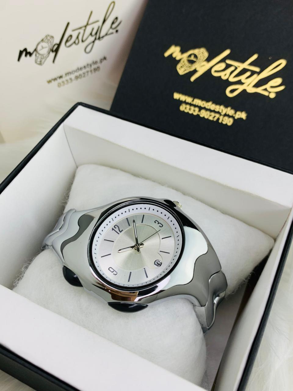 Futuristic Fluid Edge Metallic Watch with Date Display