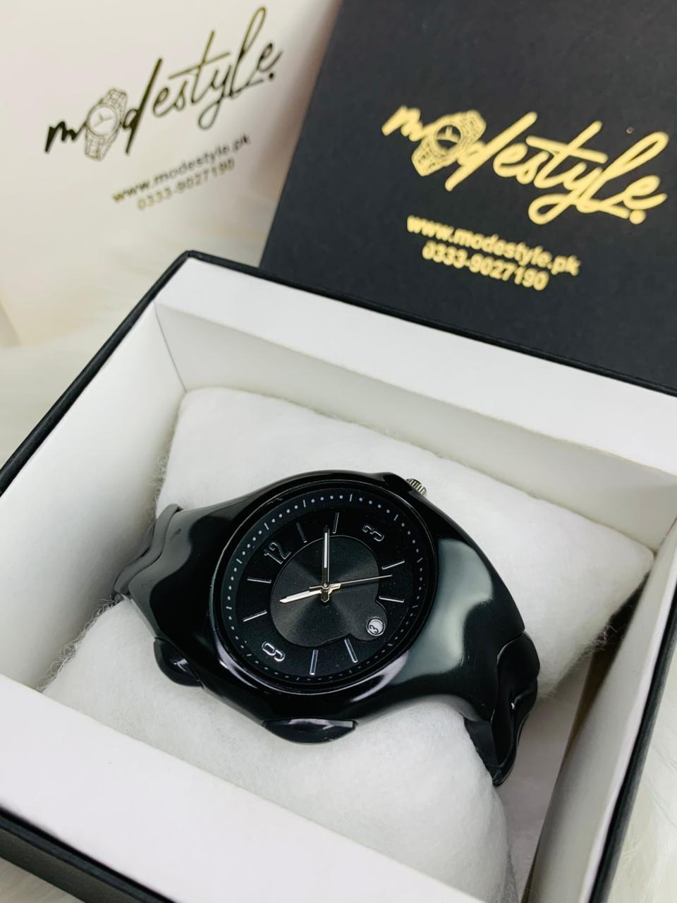 Futuristic Fluid Edge Metallic Watch with Date Display