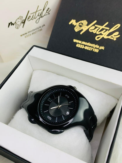 Futuristic Fluid Edge Metallic Watch with Date Display