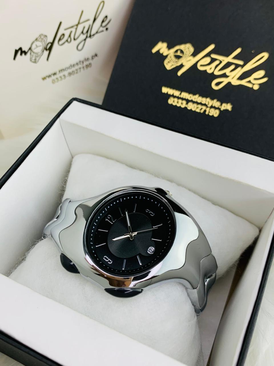 Futuristic Fluid Edge Metallic Watch with Date Display