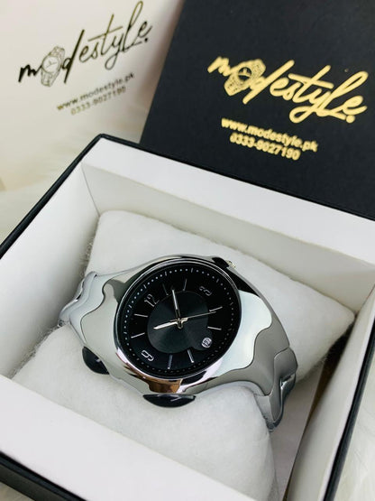 Futuristic Fluid Edge Metallic Watch with Date Display