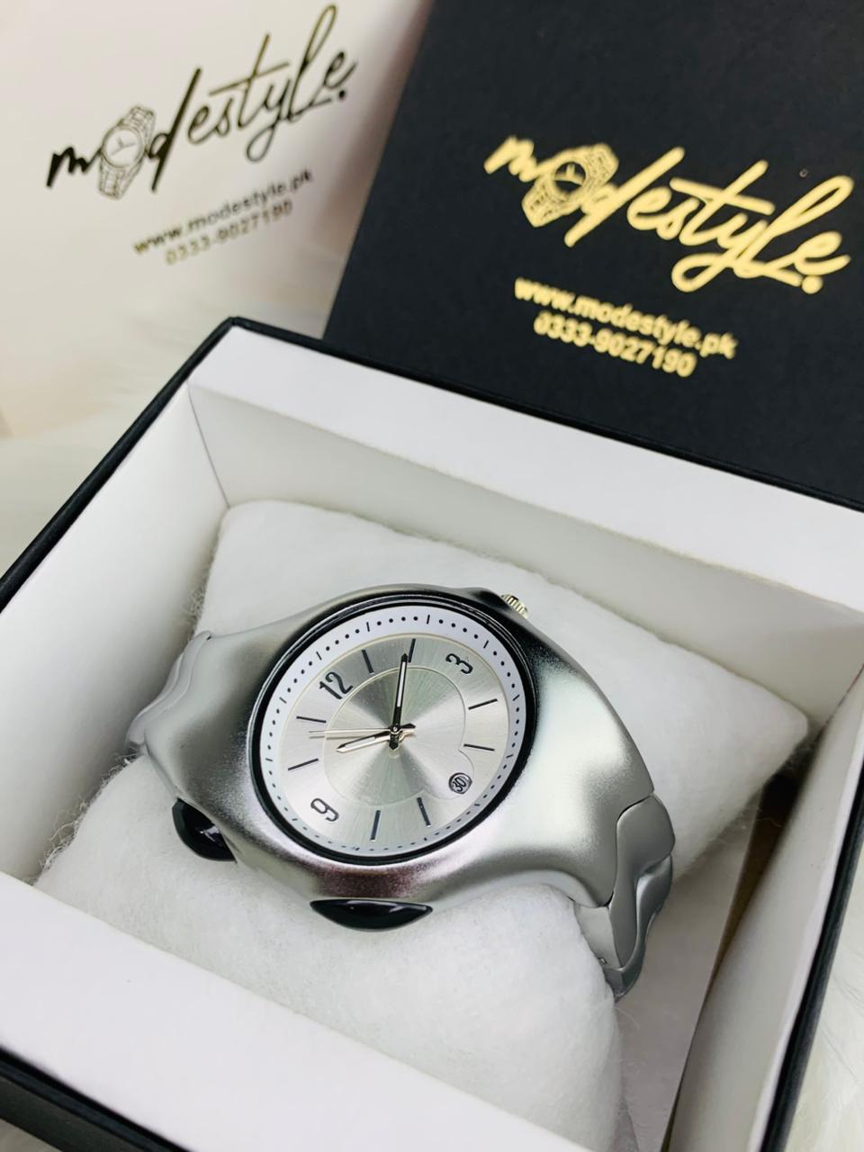 Futuristic Fluid Edge Metallic Watch with Date Display