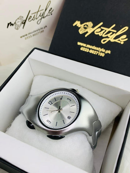 Futuristic Fluid Edge Metallic Watch with Date Display