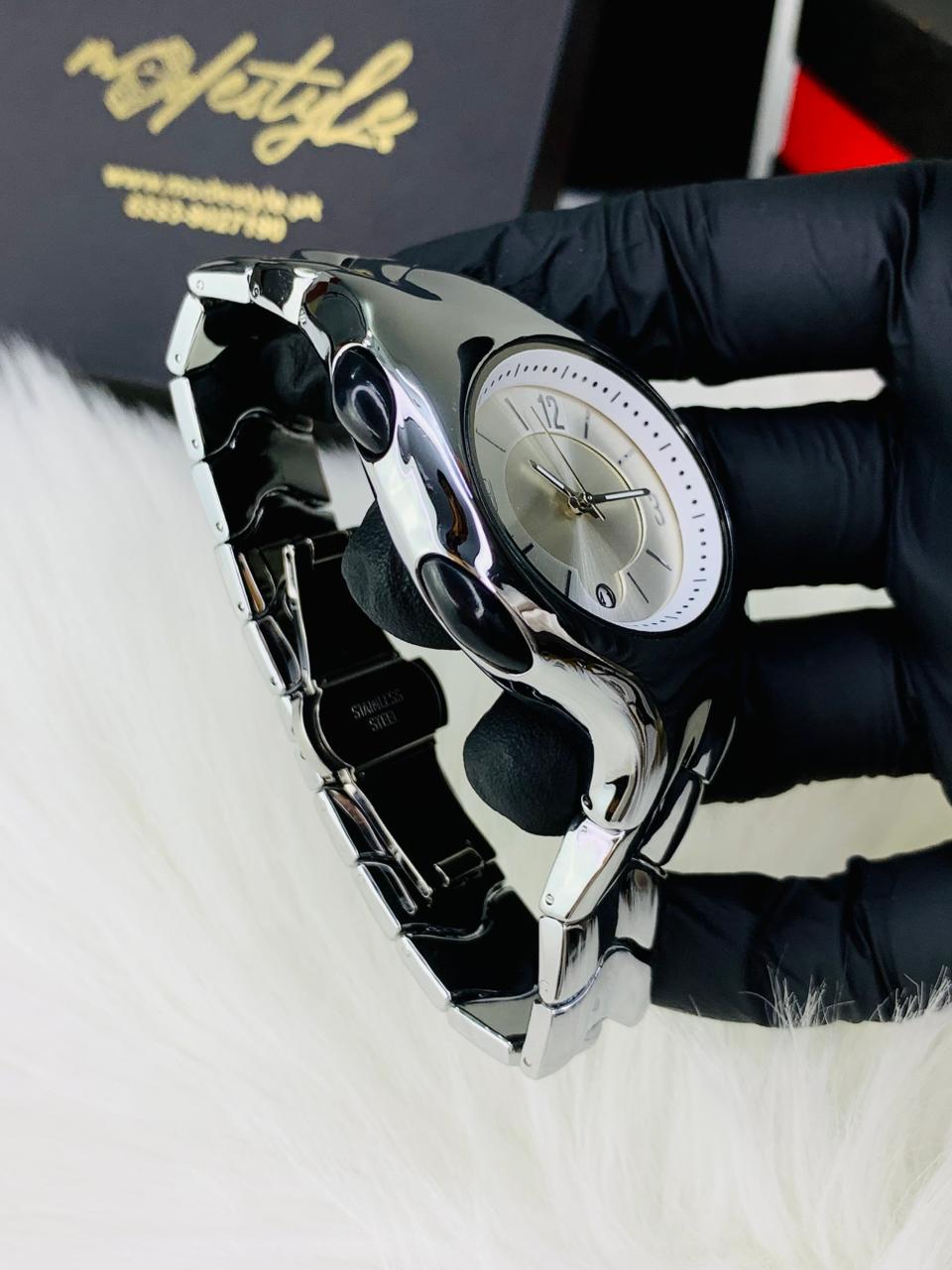 Futuristic Fluid Edge Metallic Watch with Date Display